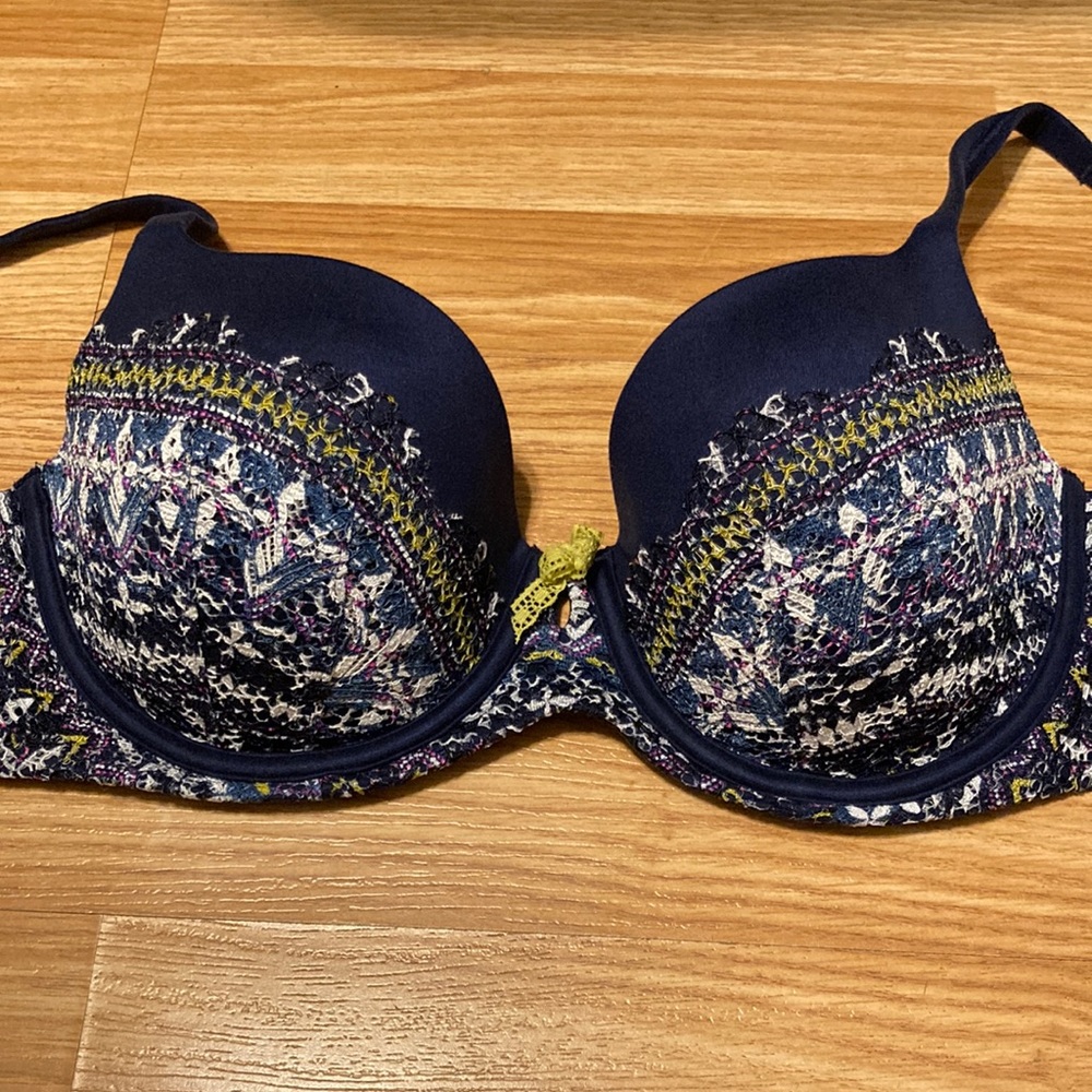 Victoria’s Secret Body by Victoria Women’s Bra (32DDD)